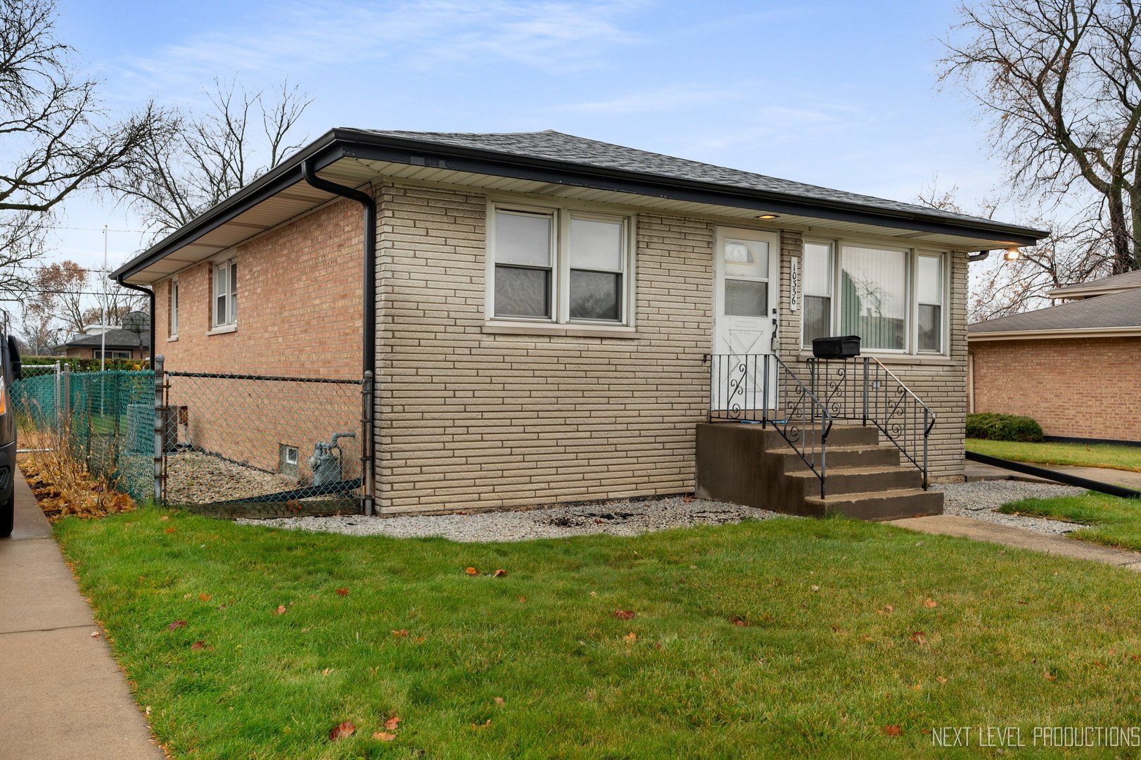 10336 Leslie Lane Chicago Ridge, IL 60415 - Photo 3 of 28 a front view of house with yard