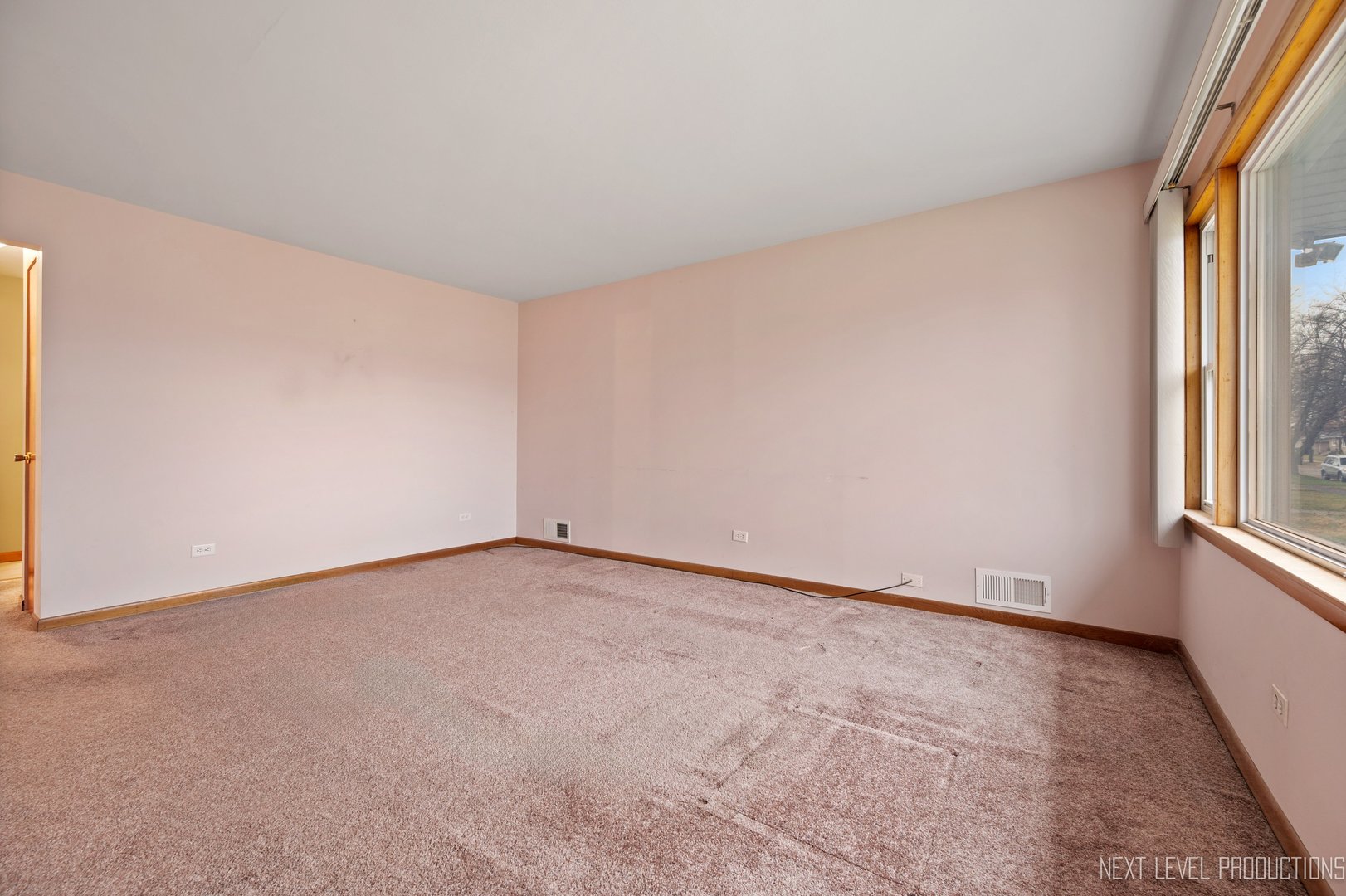 10336 Leslie Lane Chicago Ridge, IL 60415 - Photo 4 of 28 a view of an empty room and window