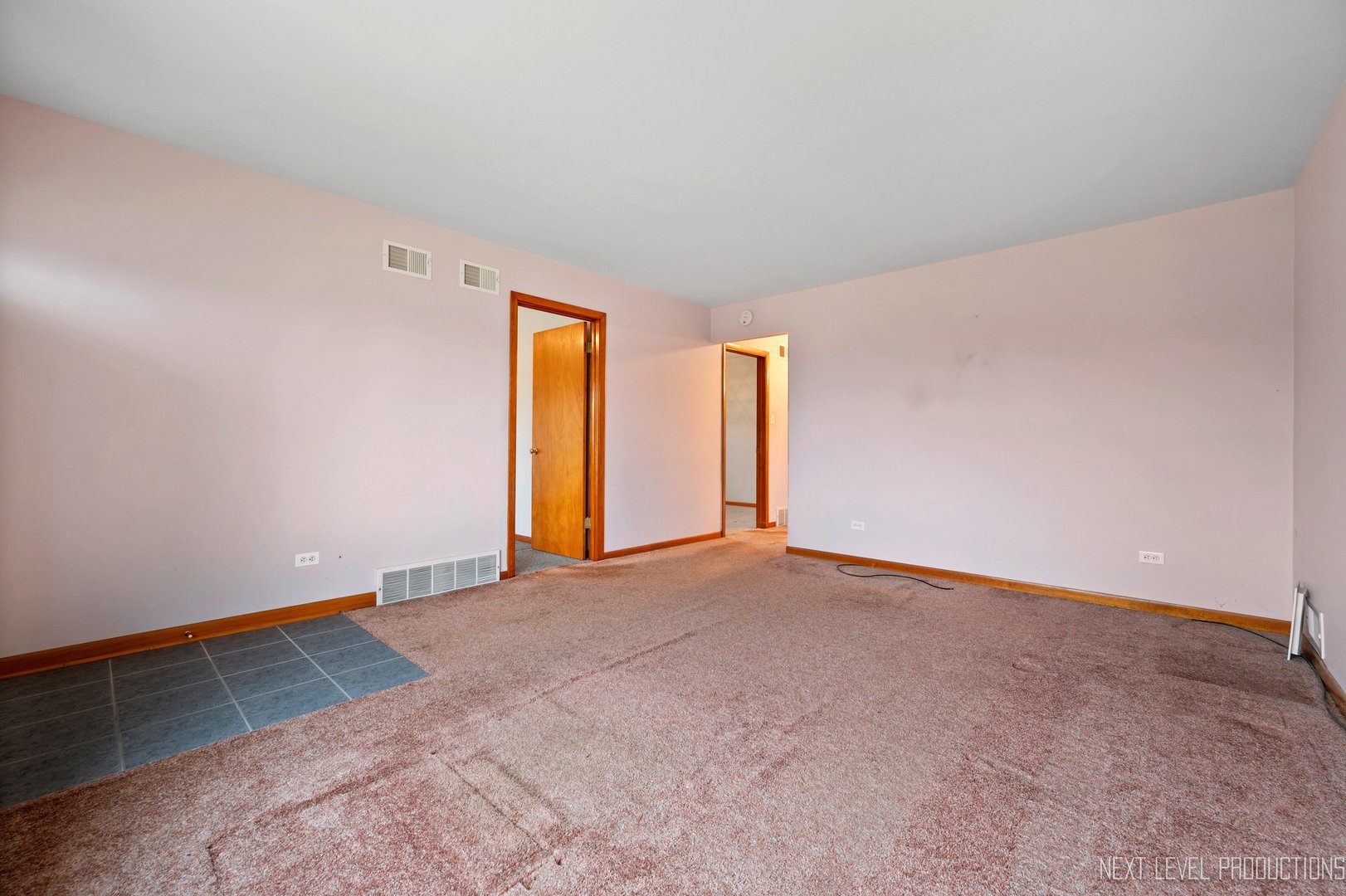 10336 Leslie Lane Chicago Ridge, IL 60415 - Photo 7 of 28 a view of an empty room with a window