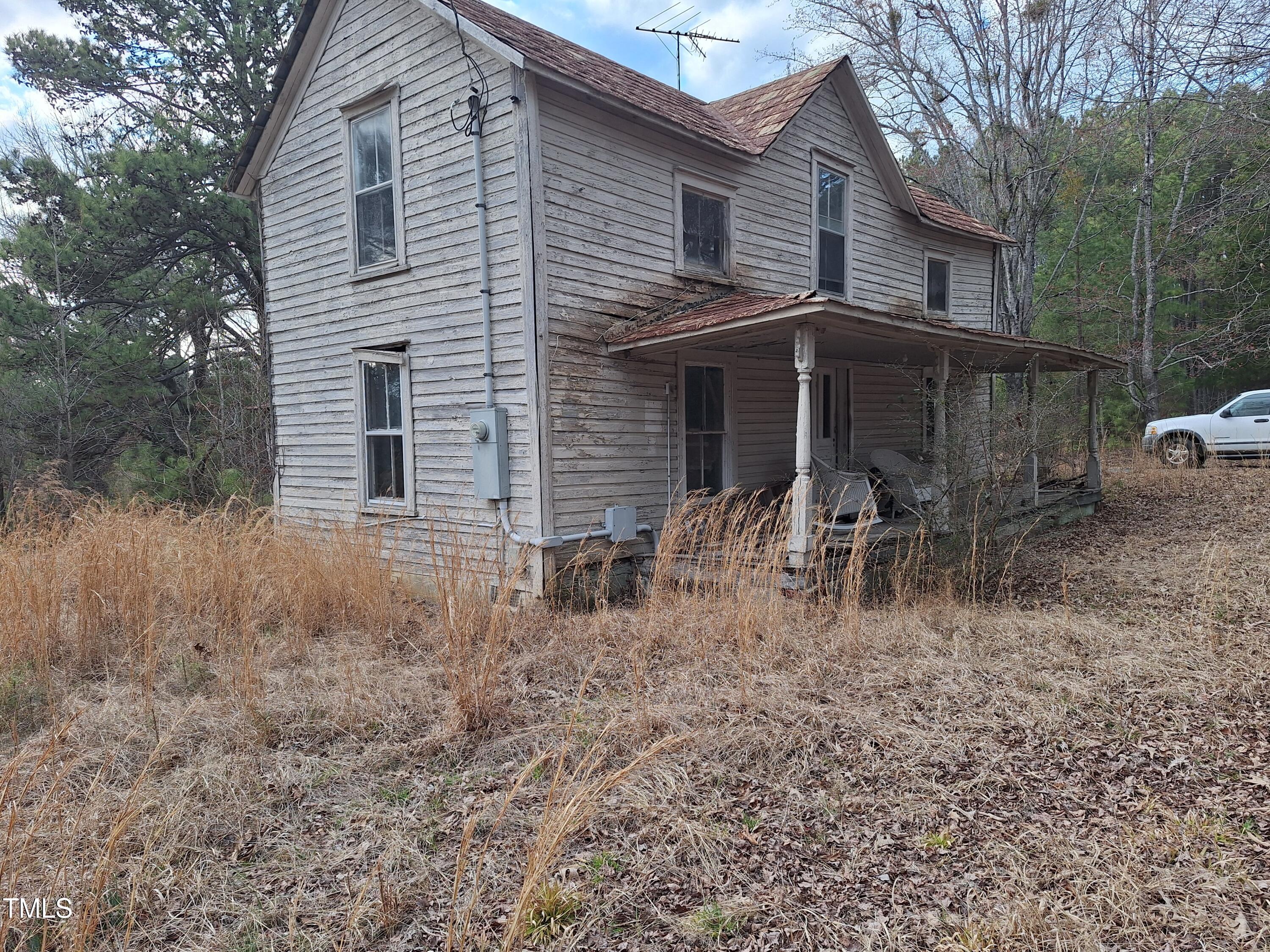 163 Sexton Road Apex, NC 27523 - Photo 5 of 12 a backyard of a house with table and chairs