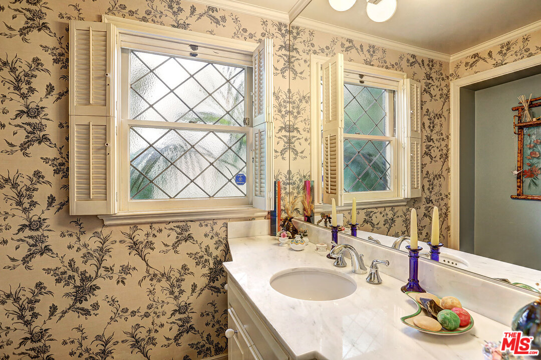 10450 Charing Cross Road Los Angeles, CA 90024 - Photo 10 of 33