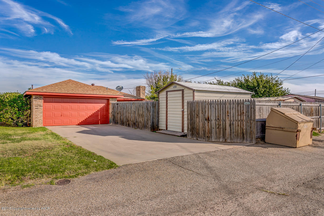 4203 Rondo Avenue Amarillo, TX 79110 - Photo 21 of 21 a view of a backyard of a house