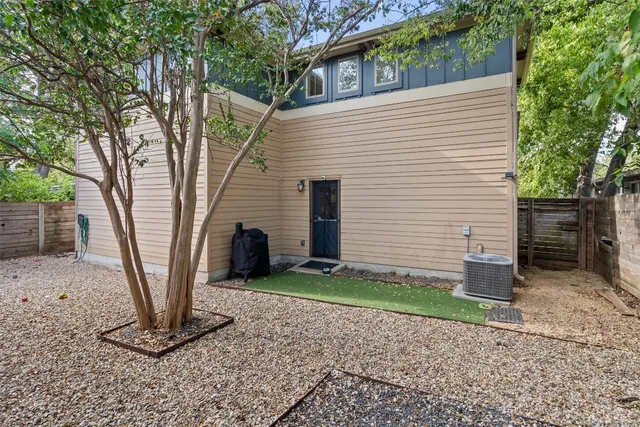 a view of a back yard