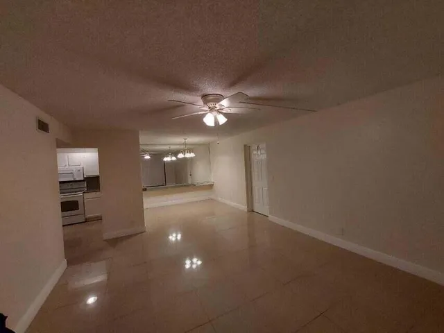 $1,950 | 201 Foxtail Drive, Unit G1, Greenacres, FL 33415