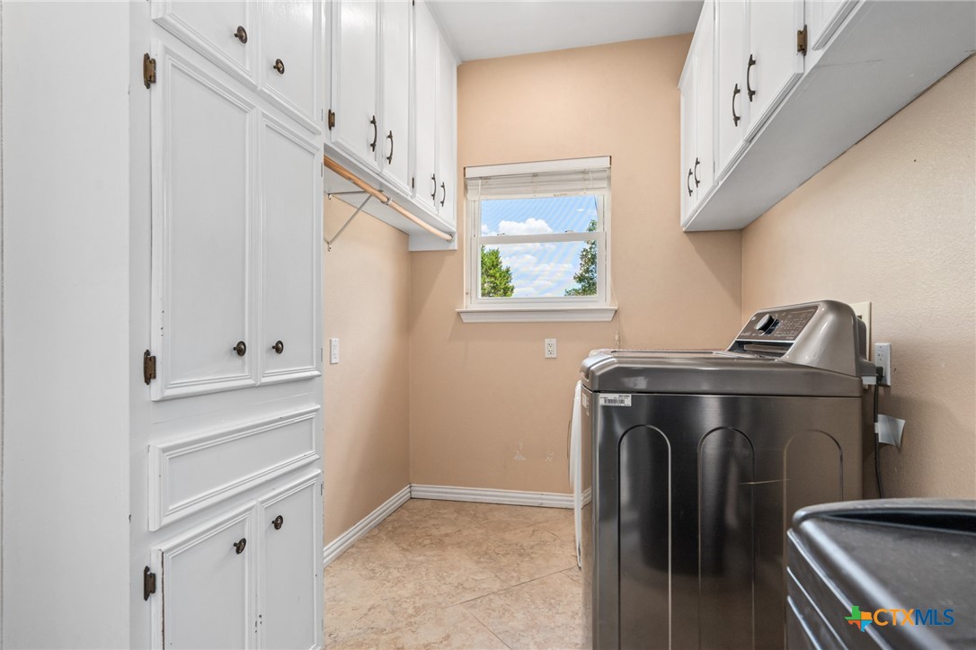 340 Sedro Trail Georgetown, TX 78633 - Photo 33 of 40 laundry room