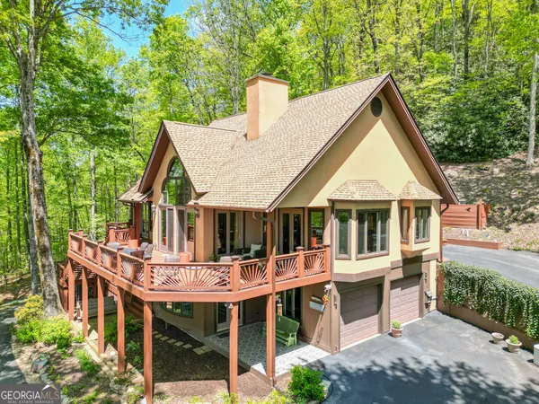 a view of a house with backyard