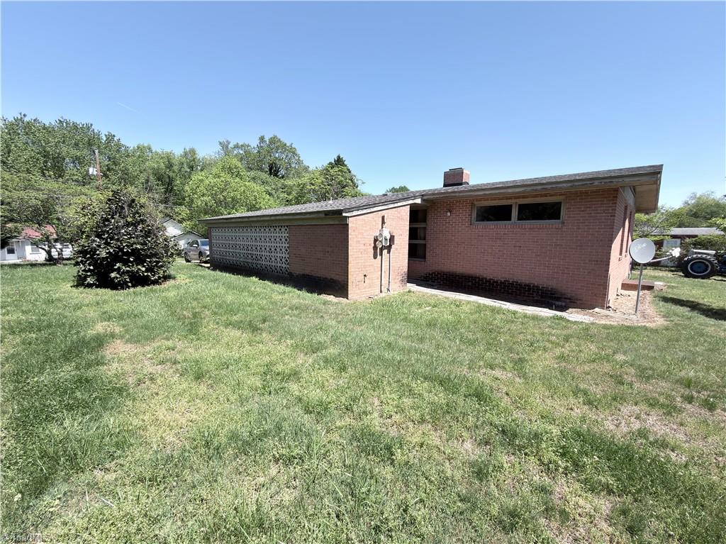 325 Bluemont Road Mount Airy, NC 27030 - Photo 3 of 34