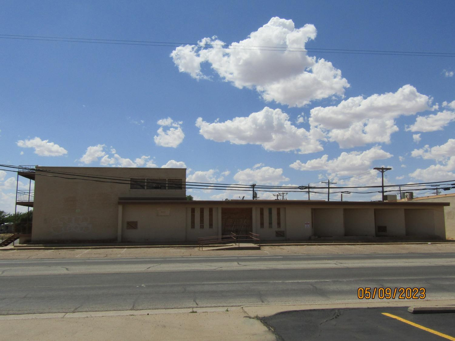 808 Ave H Levelland, TX 79336 - Photo 1 of 13 a view of a terrace