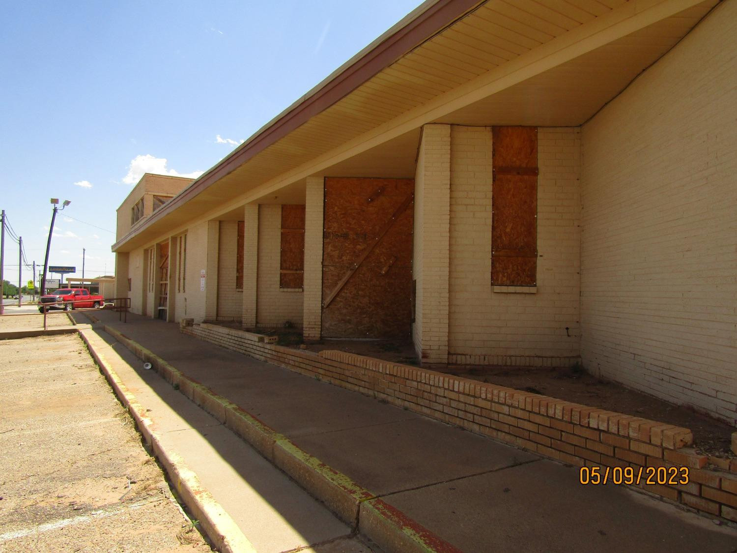 808 Ave H Levelland, TX 79336 - Photo 2 of 13 a view of a house with sitting area
