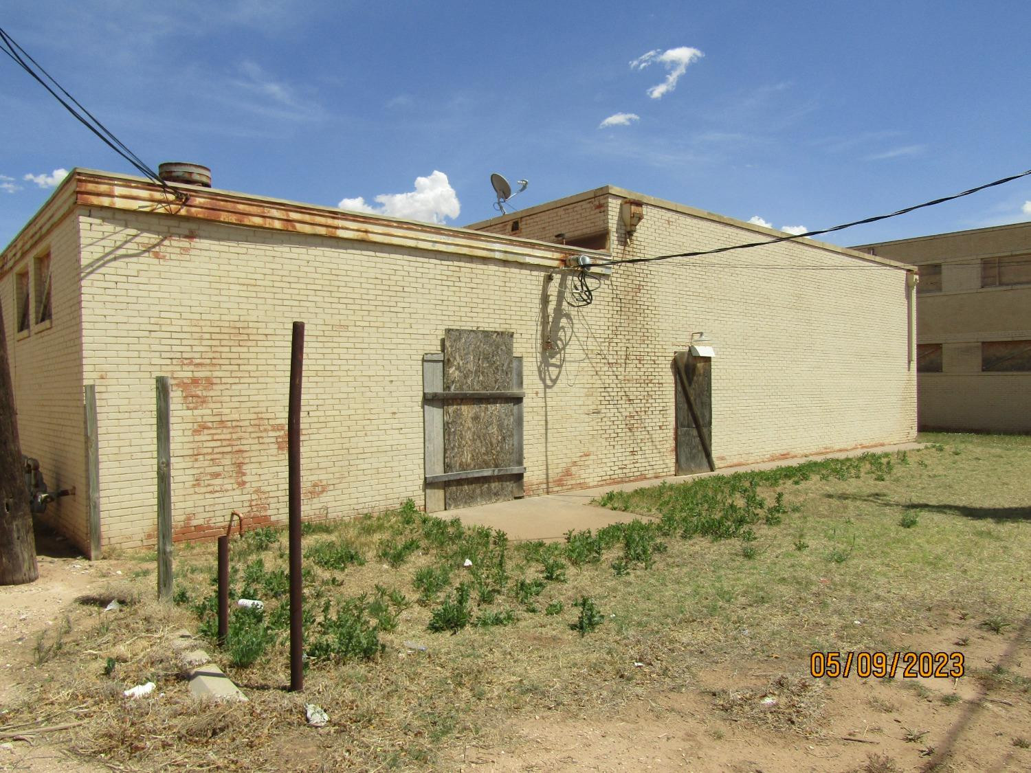 808 Ave H Levelland, TX 79336 - Photo 8 of 13 a front view of a house