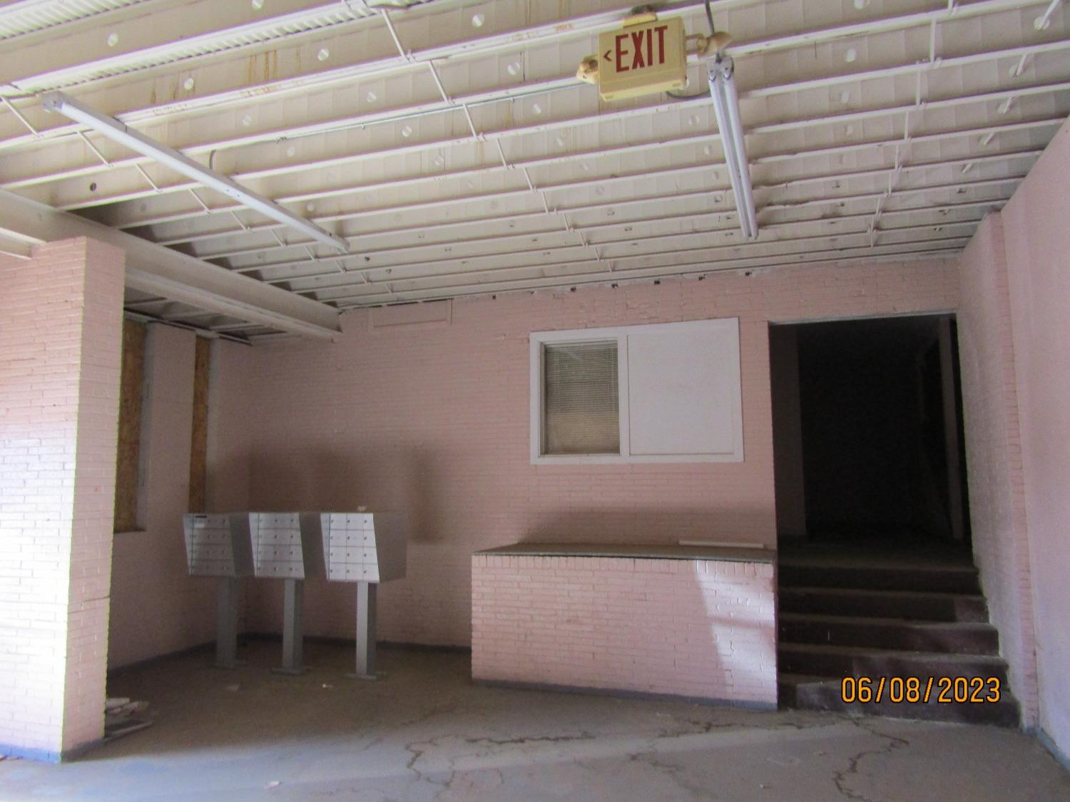 808 Ave H Levelland, TX 79336 - Photo 10 of 13 a room with table and chair