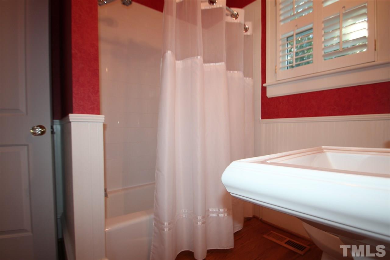 1827 White Oak Road Raleigh, NC 27608 - Photo 22 of 25 a bathroom with a sink and a bathtub