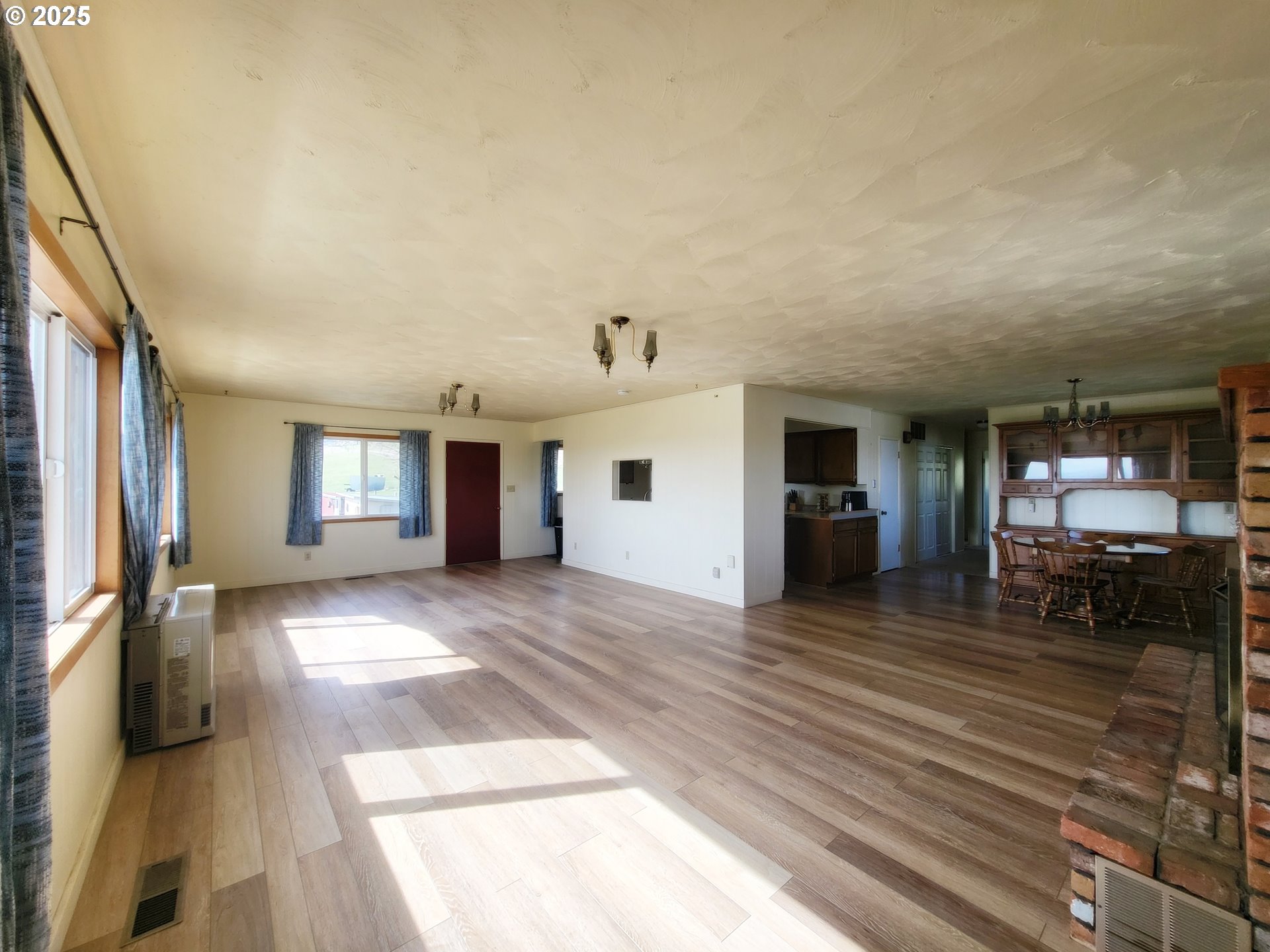 81202 Reavis Lane Enterprise, OR 97828 - Photo 20 of 44 a view of a livingroom with furniture and an entryway