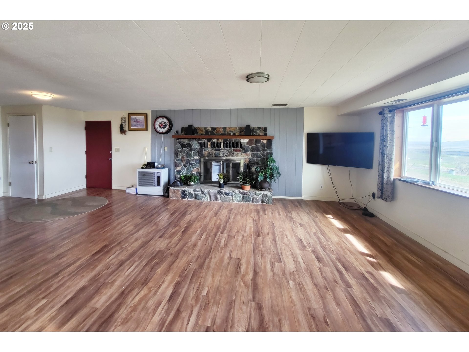 81202 Reavis Lane Enterprise, OR 97828 - Photo 34 of 44 a view of a living room and hardwood floor