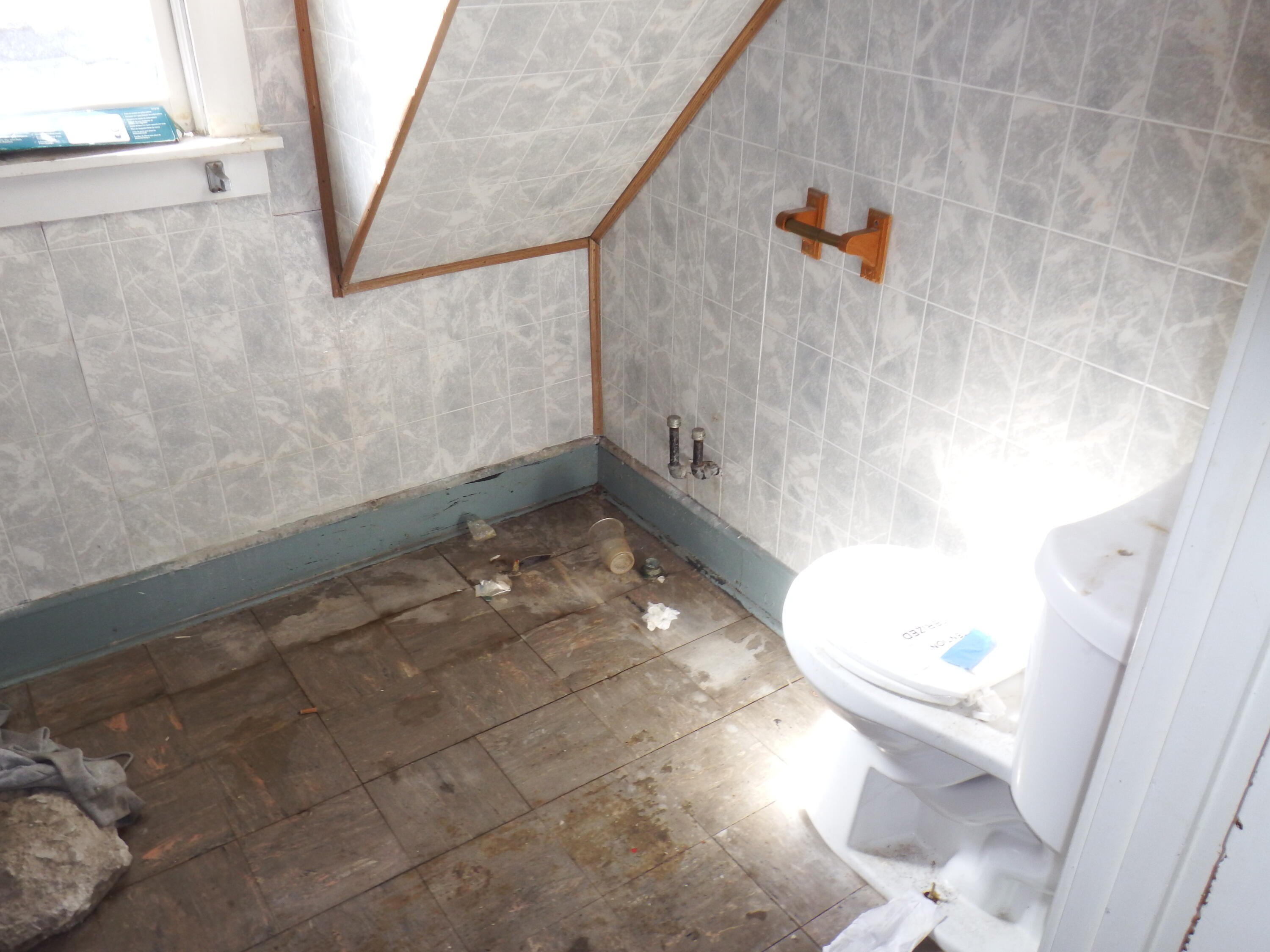 3137 North 29th Street Milwaukee, WI 53216 - Photo 12 of 14 bathroom