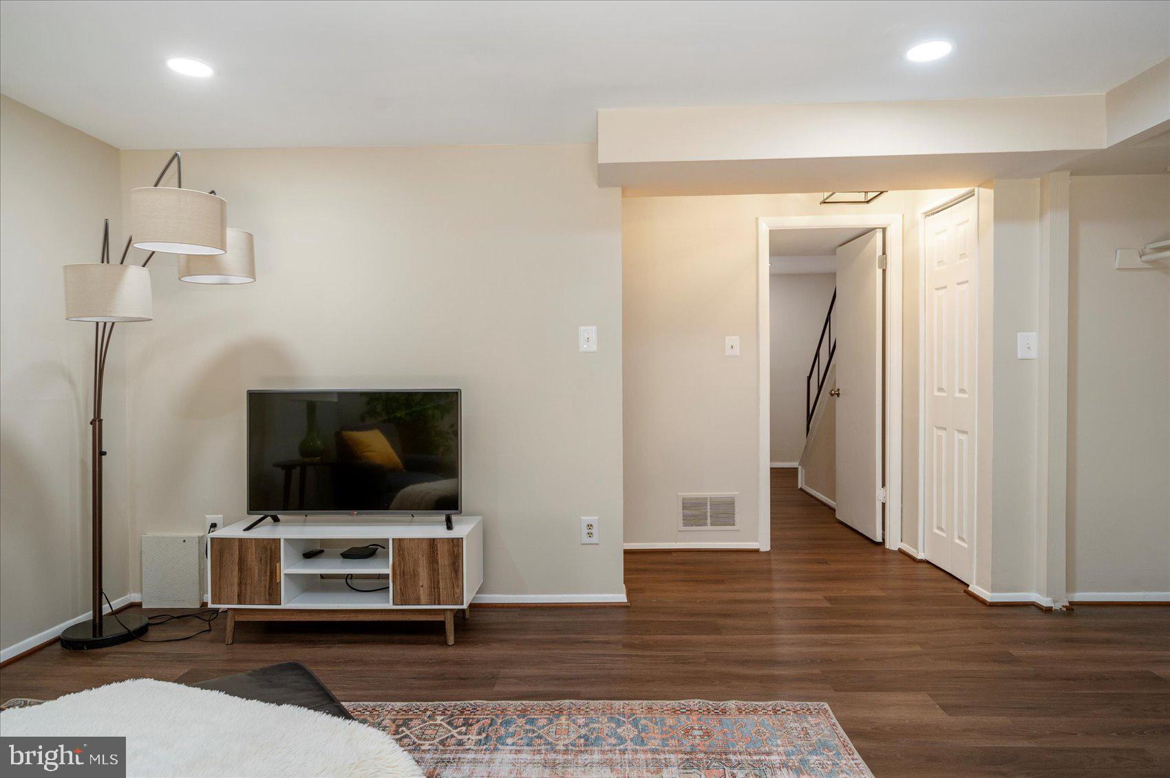 8913 Footed Ridge Columbia, MD 21045 - Photo 32 of 46 Gallery Image 32