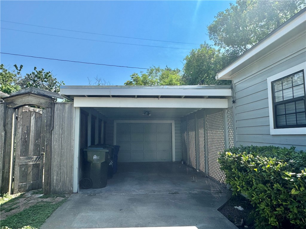1805 3rd Street Corpus Christi, TX 78404 - Photo 26 of 26 a backyard of a house