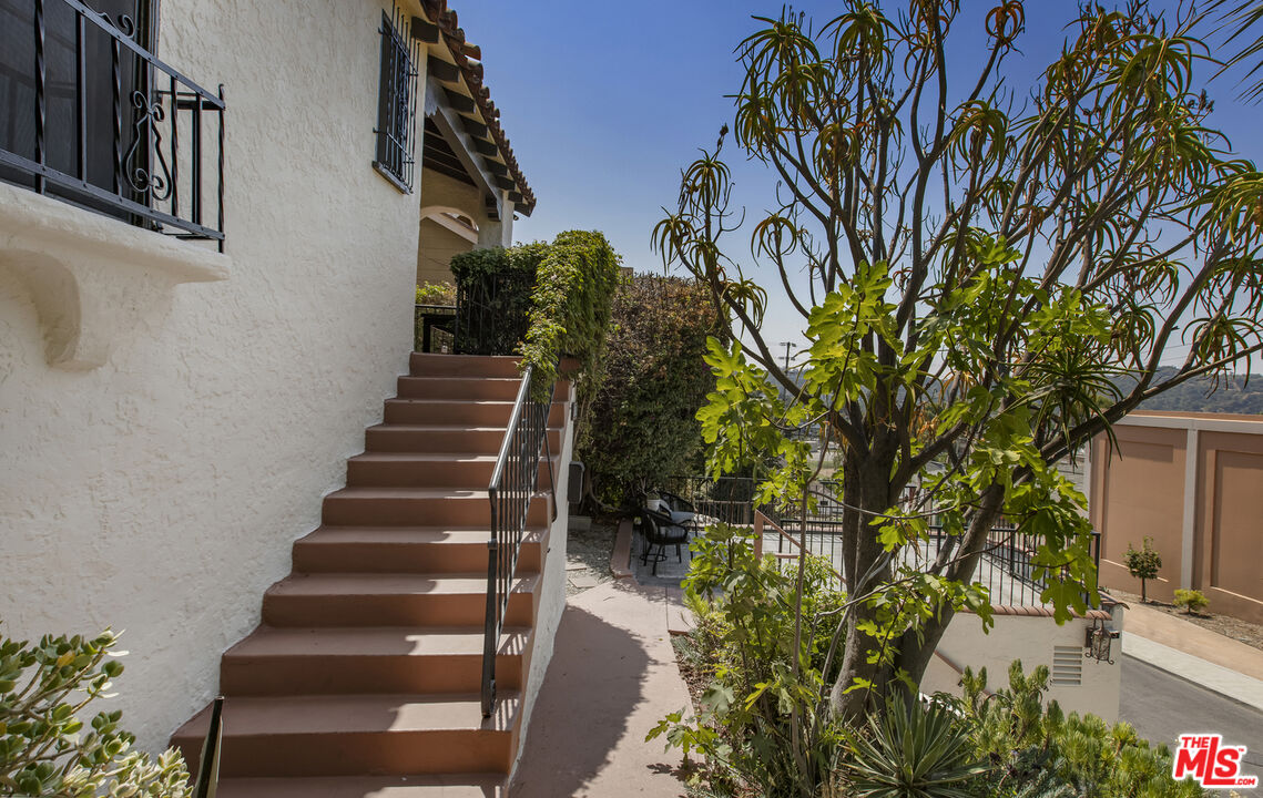 6105 Mt Angelus Drive Los Angeles, CA 90042 - Photo 9 of 64