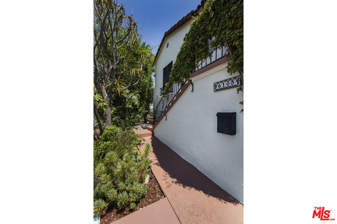6105 Mt Angelus Drive Los Angeles, CA 90042 - Photo 10 of 64