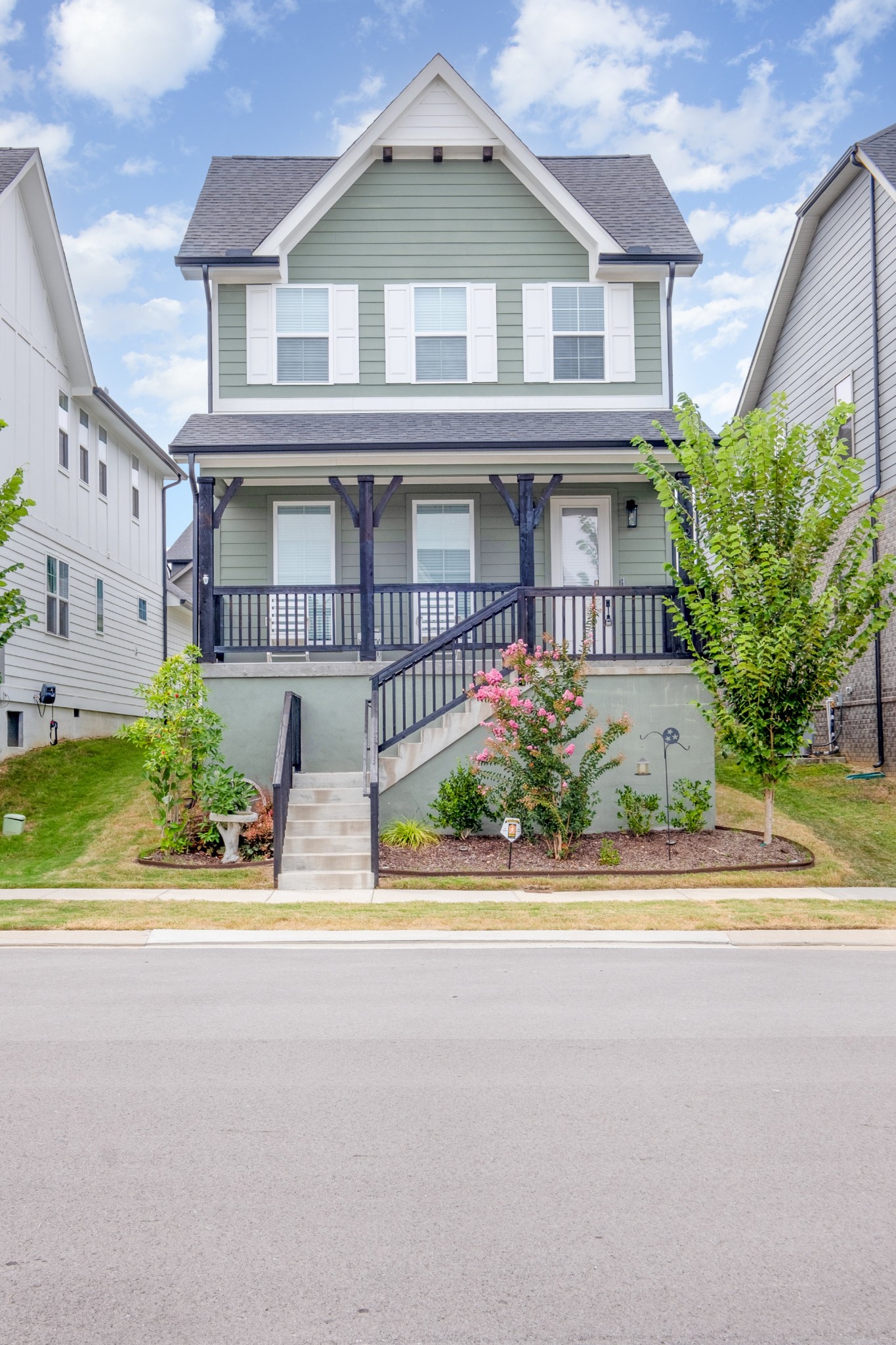 226 Sounder Circle La Vergne, TN 37086 - Photo 2 of 7 a front view of a house with a garden