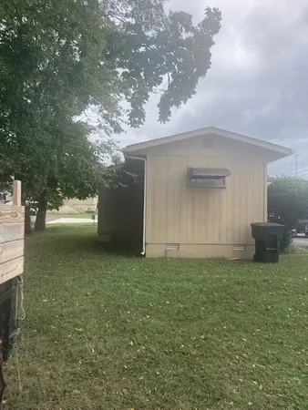 a view of a backyard