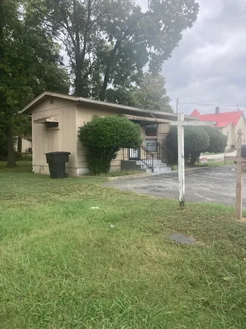 a view of a backyard