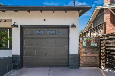 a view of a backyard