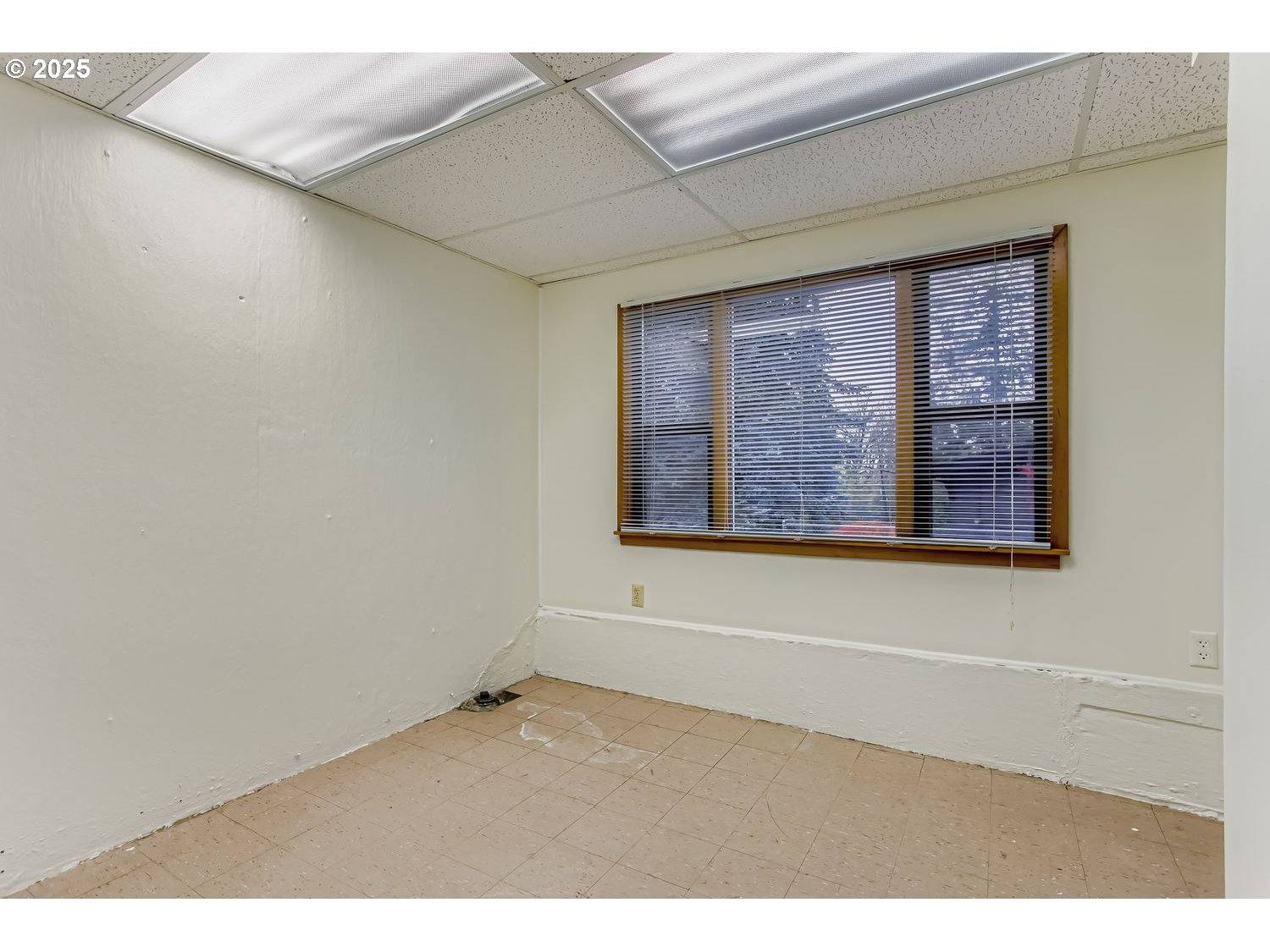 6405 Southwest Radcliff Street Portland, OR 97219 - Photo 19 of 26 a view of an empty room with a window