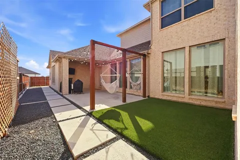 a view of a house with backyard