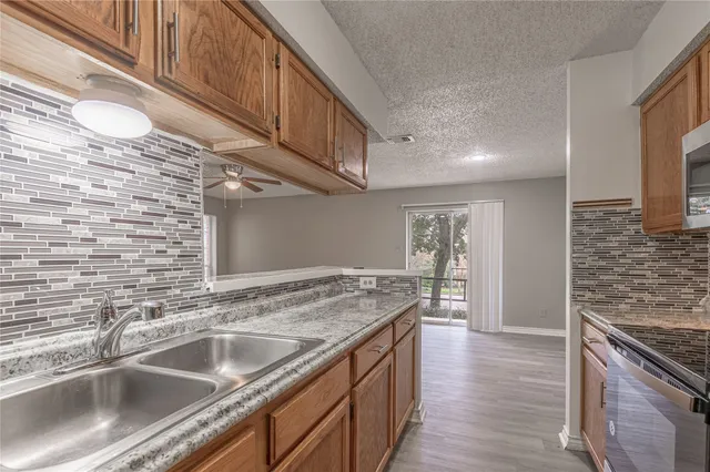 $1,295 | 1228 Ave O, Unit B, Huntsville, TX 77340