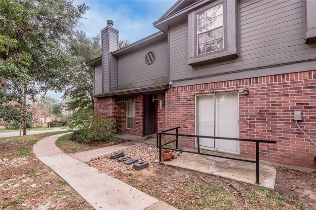 $1,295 | 1228 Ave O, Unit B, Huntsville, TX 77340