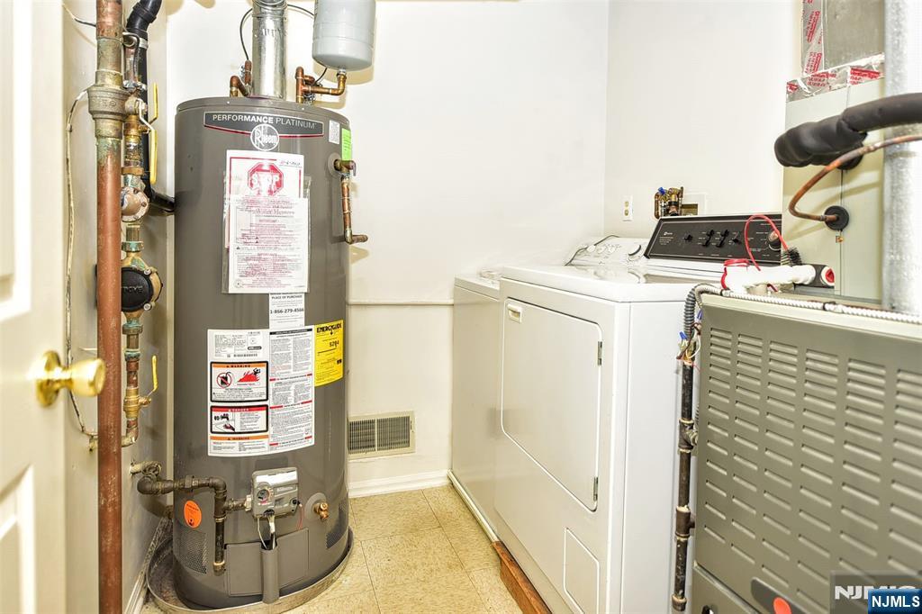 1499 Cornwall Road Mahwah, NJ 07430 - Photo 20 of 26 a utility room with dryer and washer