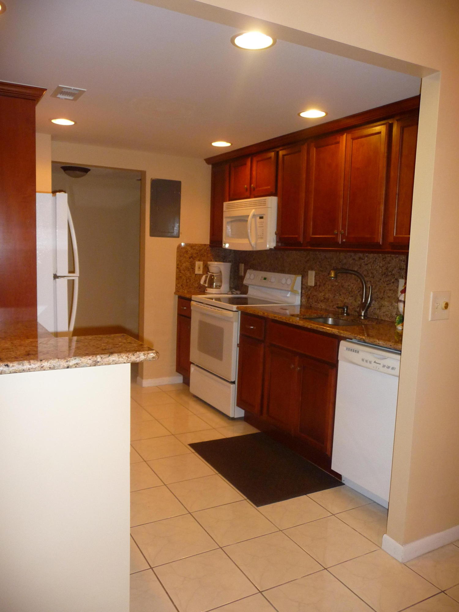 951 De Soto Road, Unit 228 Boca Raton, FL 33432 - Photo 14 of 32 KITCHEN