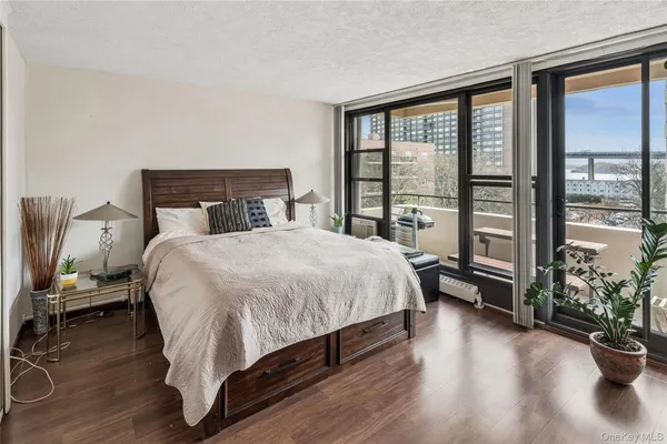 $369,999 | 162-30 Powells Cove Boulevard, Unit 6A | Beechhurst