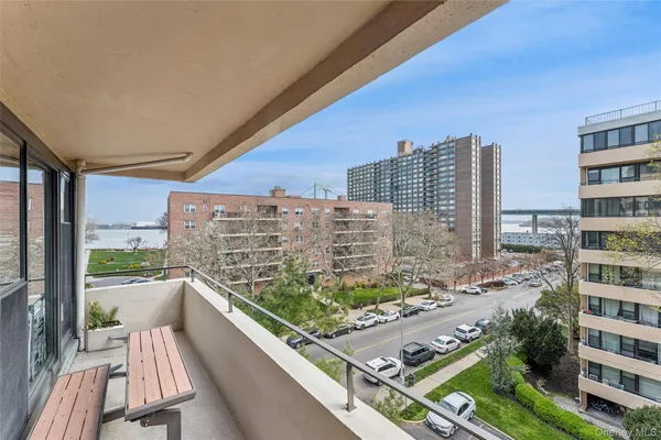 $369,999 | 162-30 Powells Cove Boulevard, Unit 6A | Beechhurst