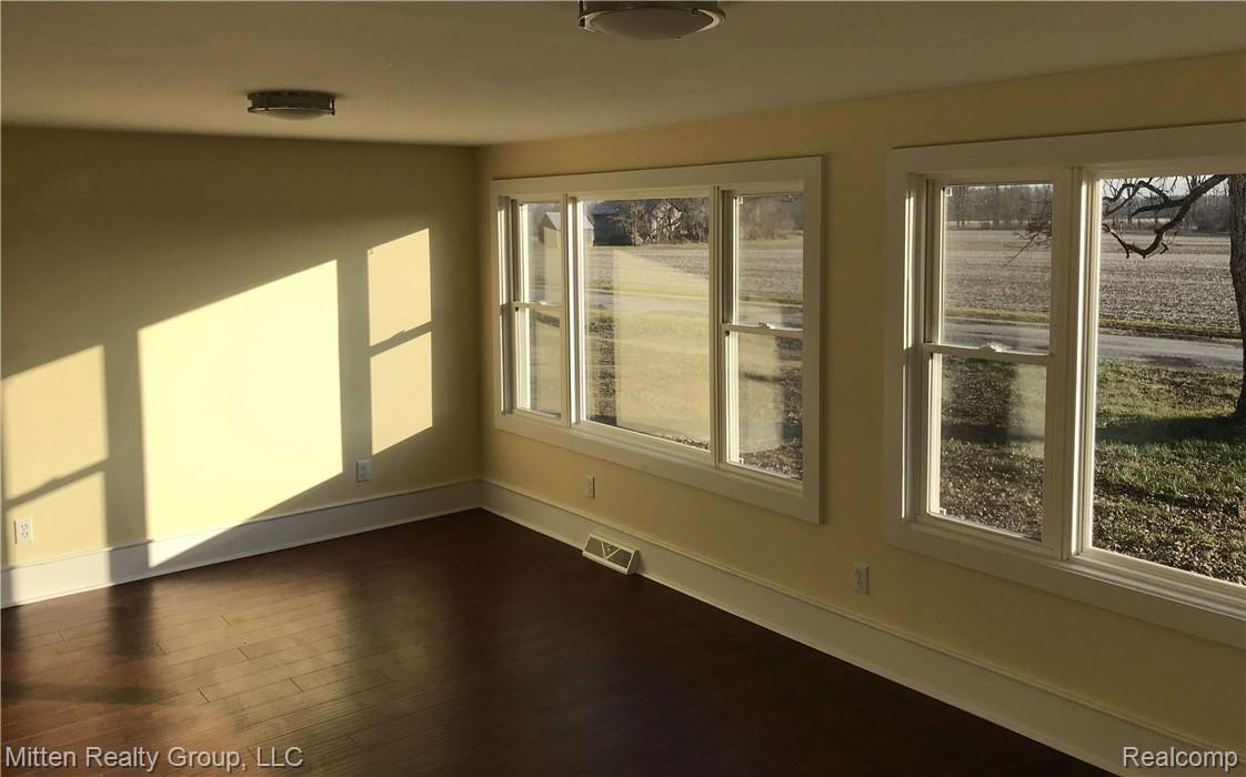 5080 Colf Road Carleton, MI 48117 - Photo 5 of 25 5 Living Room (3).jpg