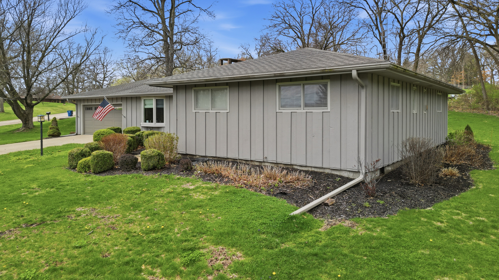 476 Timberland Drive Dixon, IL 61021 - Photo 2 of 32 a view of a house with a yard