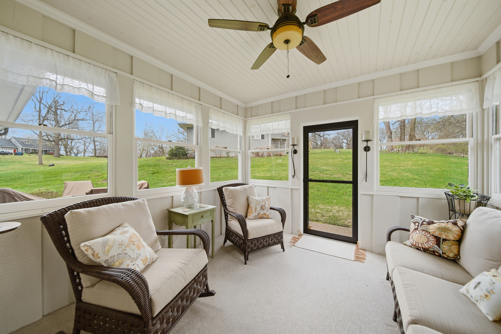 476 Timberland Drive Dixon, IL 61021 - Photo 24 of 32 a living room with furniture and a large window