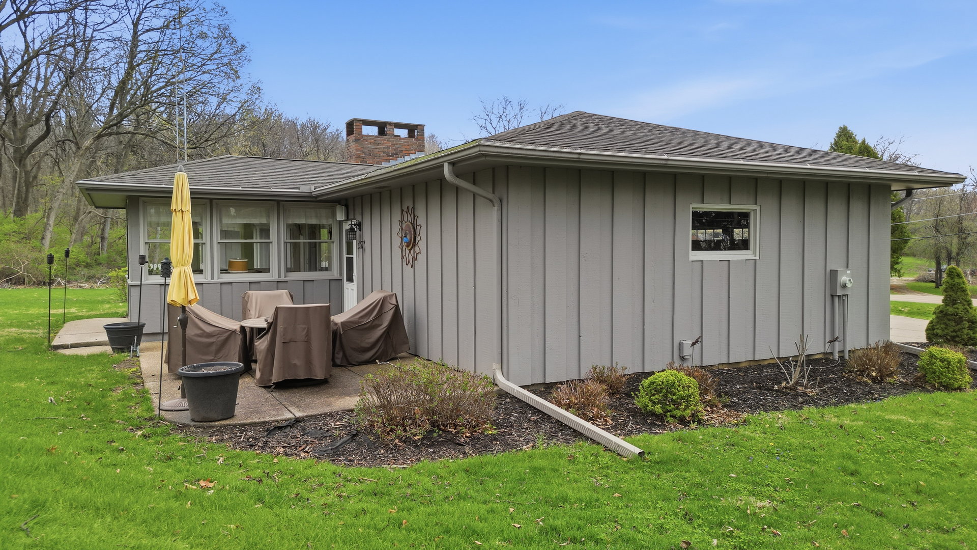 476 Timberland Drive Dixon, IL 61021 - Photo 4 of 32 a front view of a house with garden