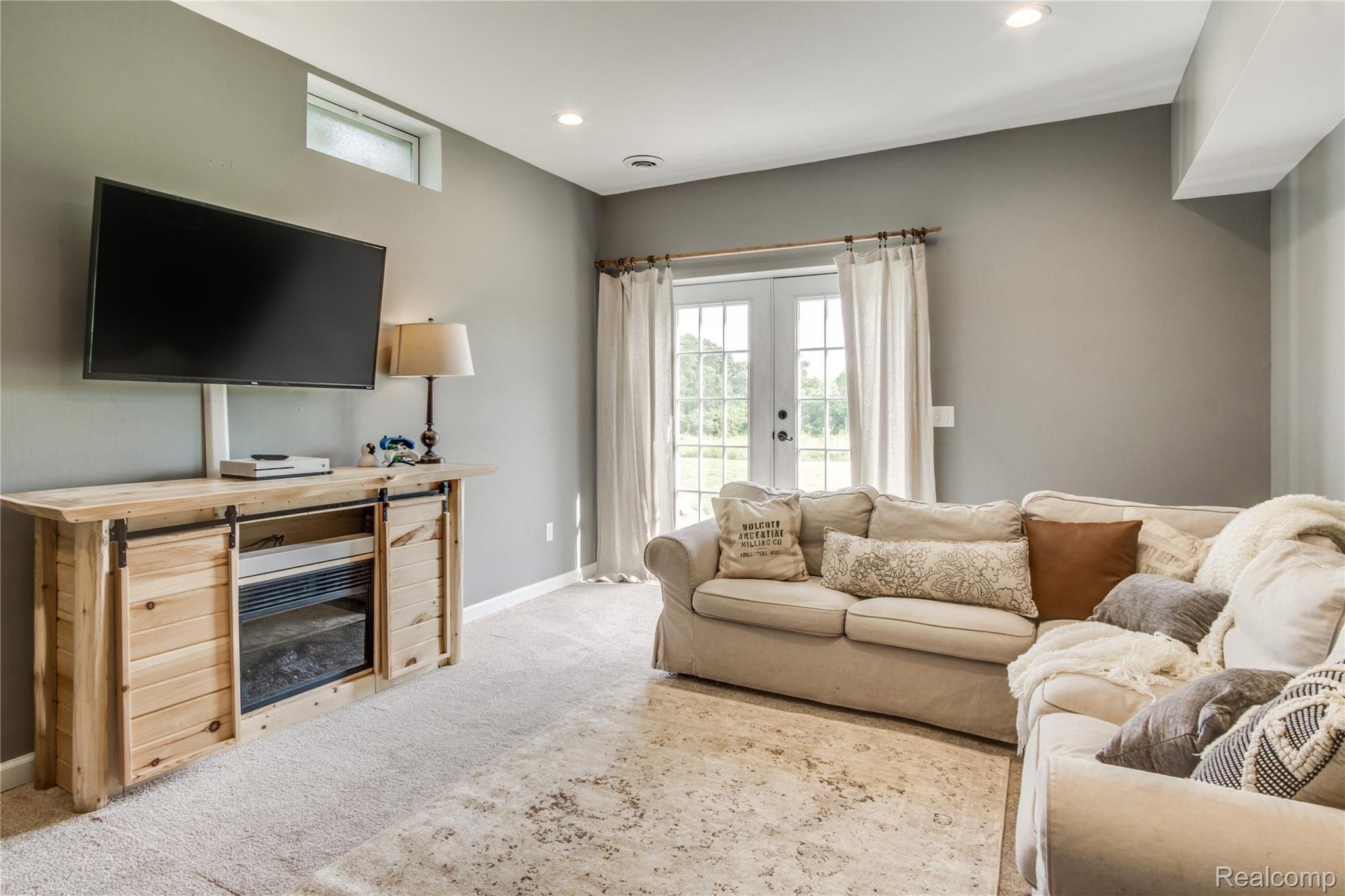 9133 Faussett Road Fenton, MI 48430 - Photo 27 of 39 Interiors (38 of 43).jpg