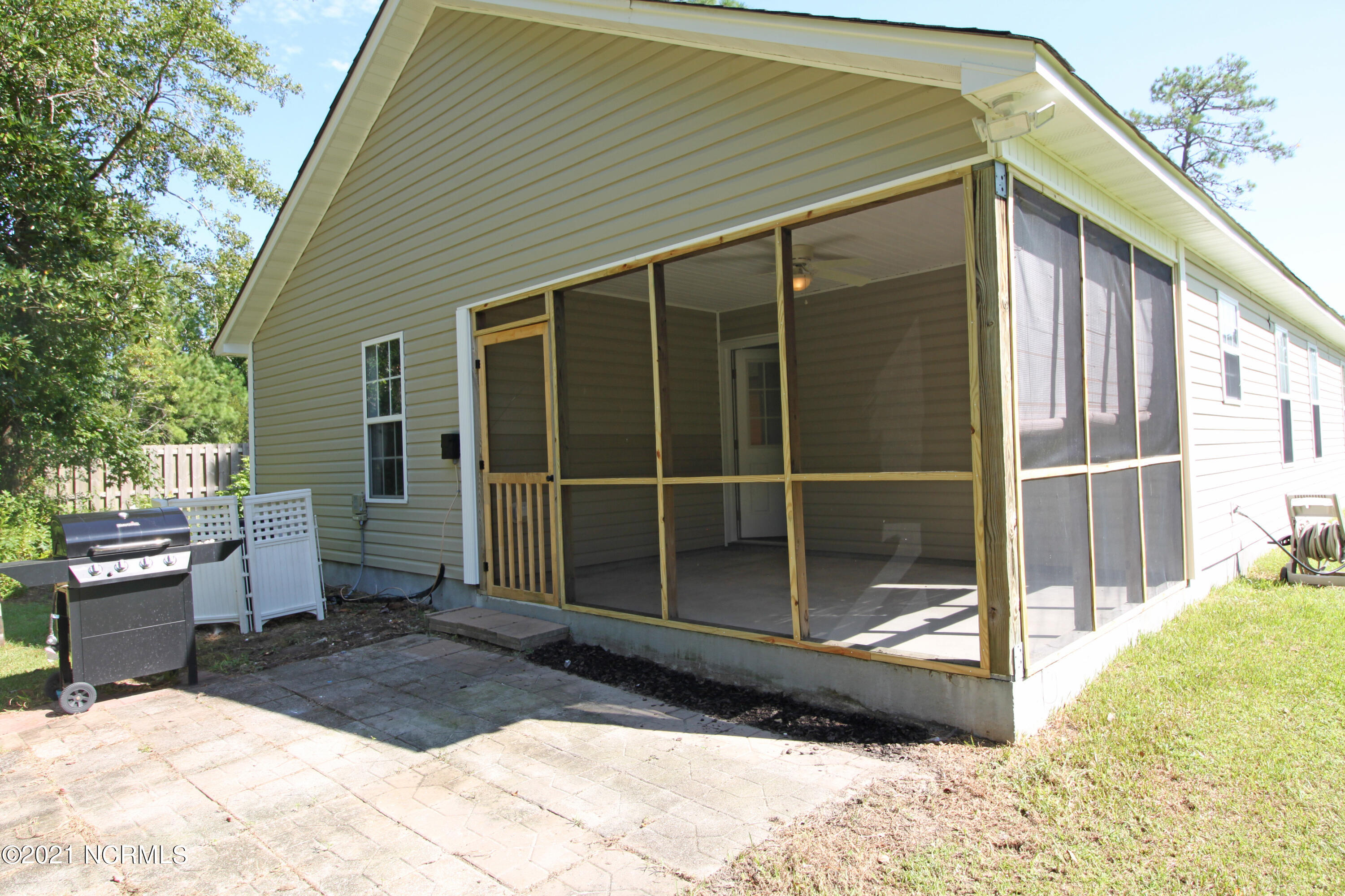 113 Bay Tree Circle Hampstead, NC 28443 - Photo 18 of 19 Screened in porch