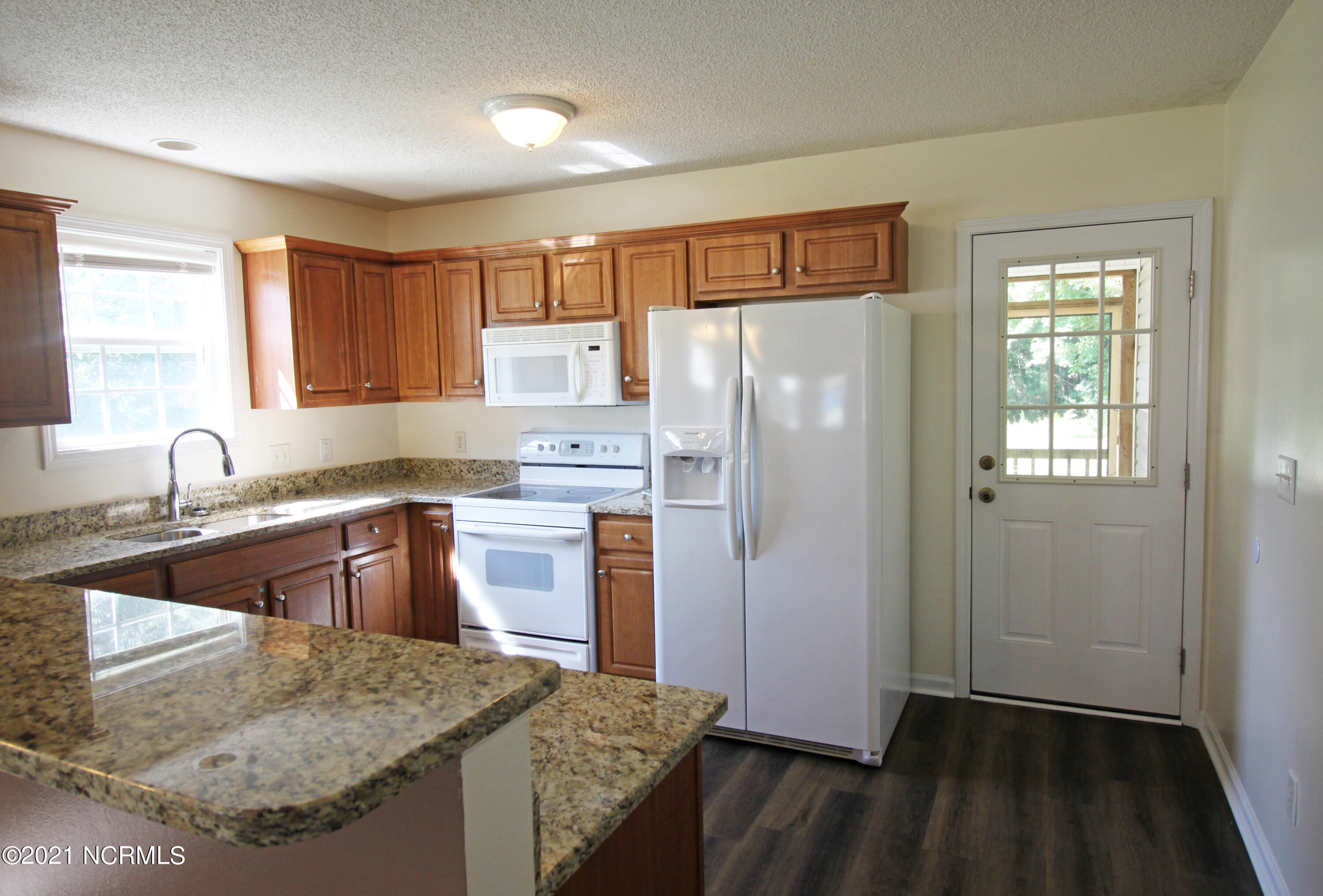 113 Bay Tree Circle Hampstead, NC 28443 - Photo 3 of 19 Kitchen