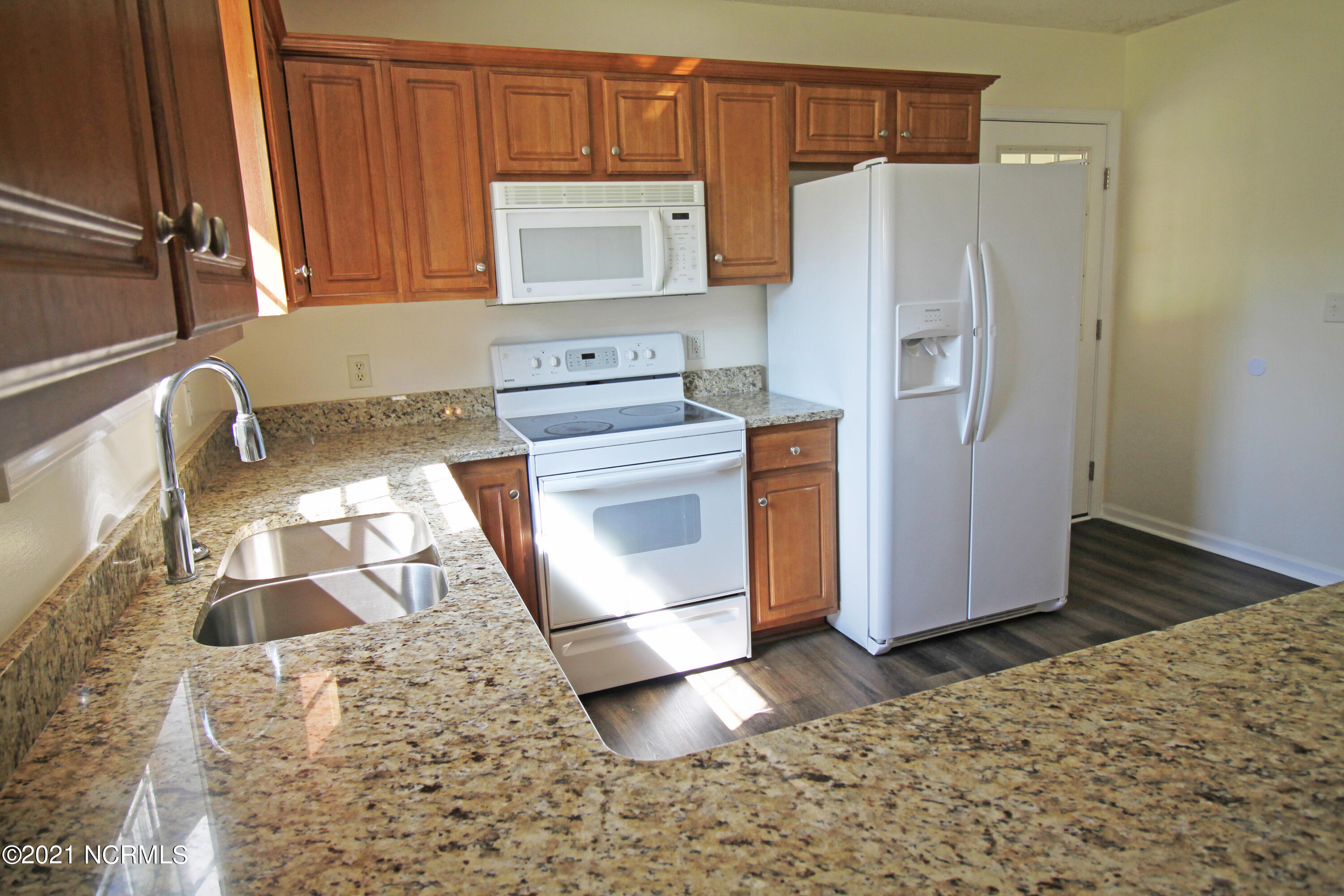 113 Bay Tree Circle Hampstead, NC 28443 - Photo 4 of 19 Kitchen