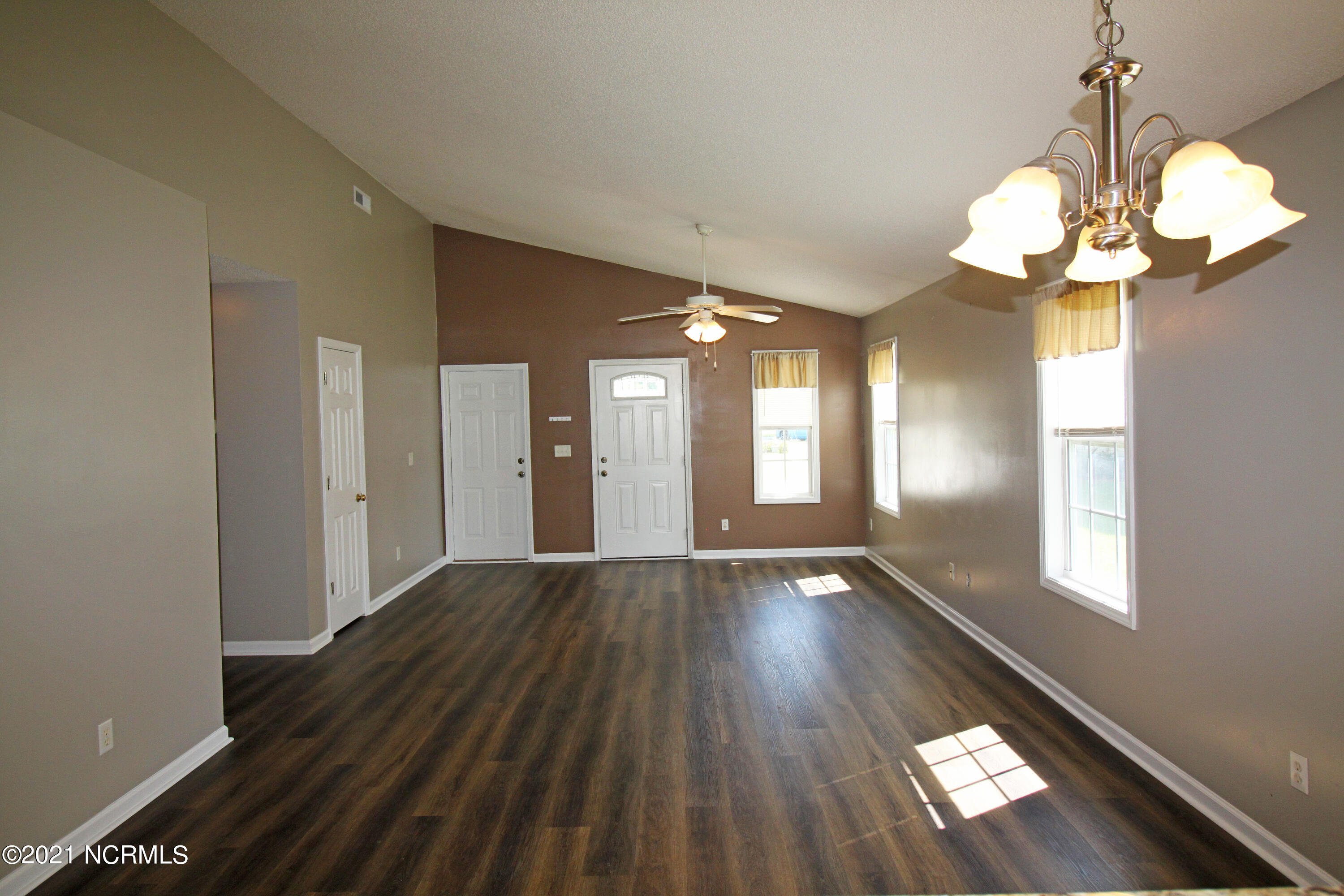 113 Bay Tree Circle Hampstead, NC 28443 - Photo 5 of 19 Open living space