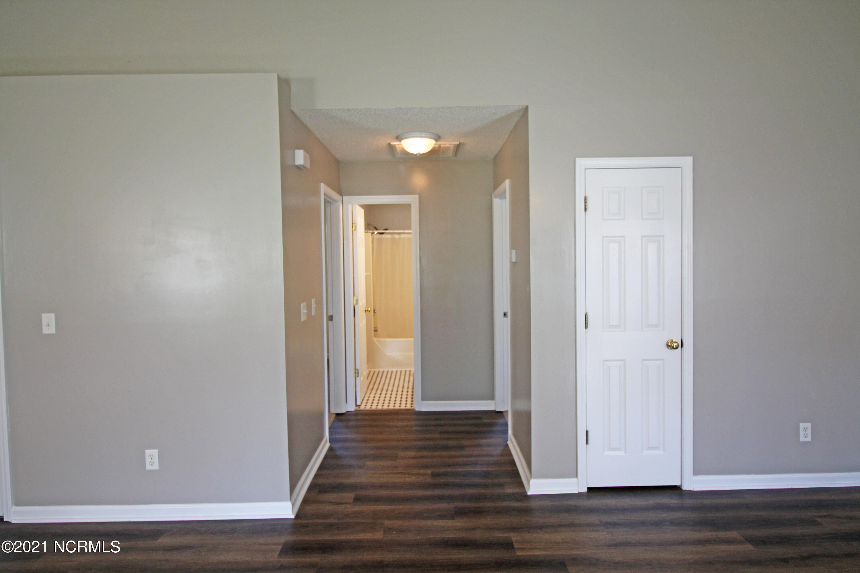 113 Bay Tree Circle Hampstead, NC 28443 - Photo 8 of 19 Hall area