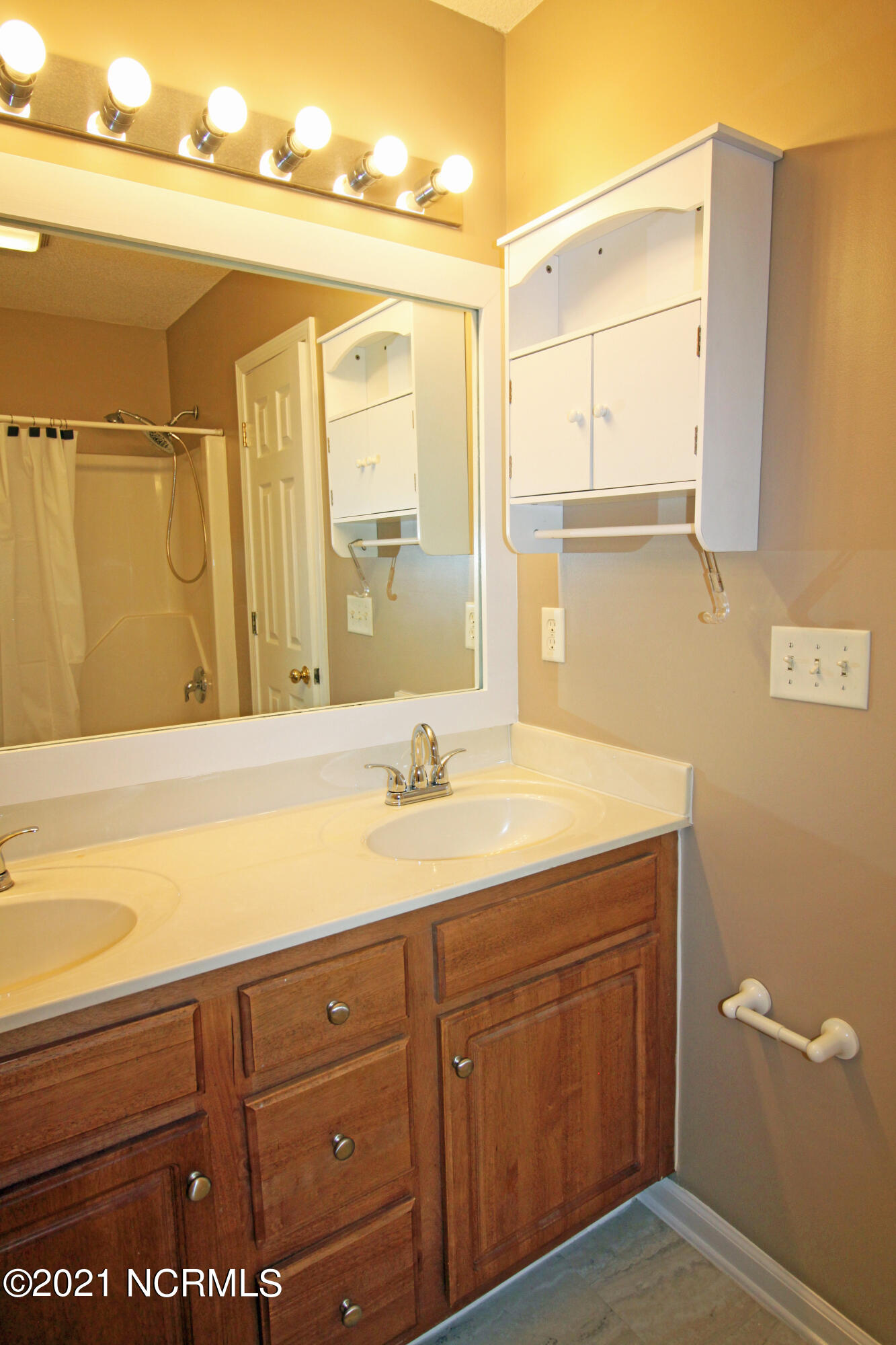 113 Bay Tree Circle Hampstead, NC 28443 - Photo 10 of 19 Master bath