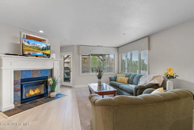 $709,000 | 4732 South Arrow Point Drive, Unit 101, Harrison, ID 83833