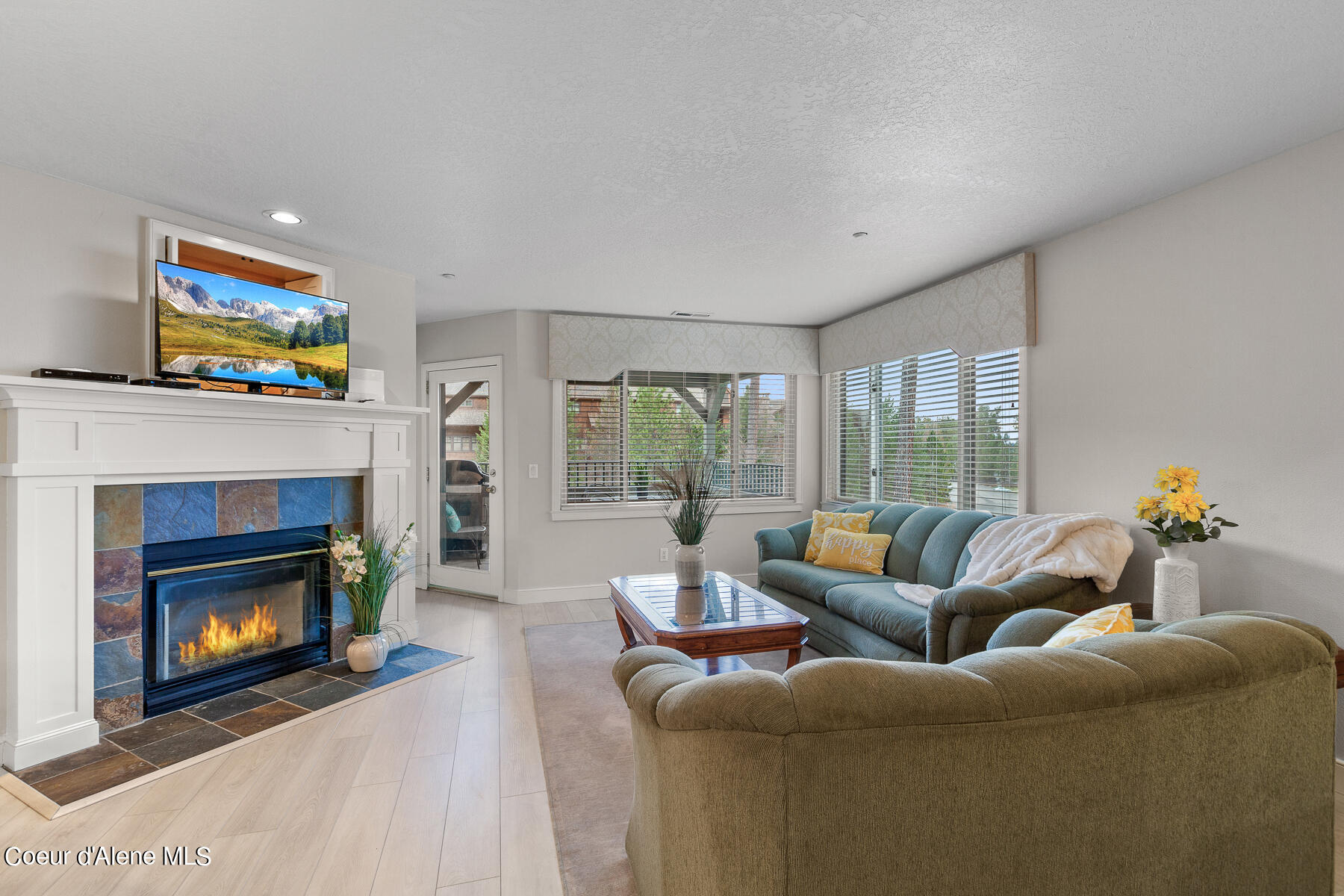 4732 South Arrow Point Drive, Unit 101 Harrison, ID 83833 - Photo 3 of 31 ArrowPoint Living Area