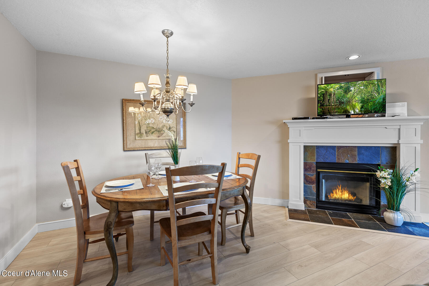 4732 South Arrow Point Drive, Unit 101 Harrison, ID 83833 - Photo 5 of 31 ArrowPoint Dining Area