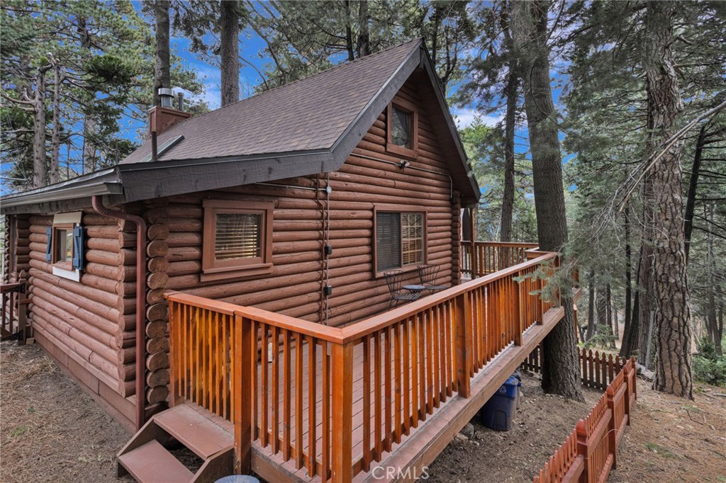788 Buckingham Square Lake Arrowhead, CA 92352 - Photo 42 of 61 a balcony of a house with wooden floor and fence
